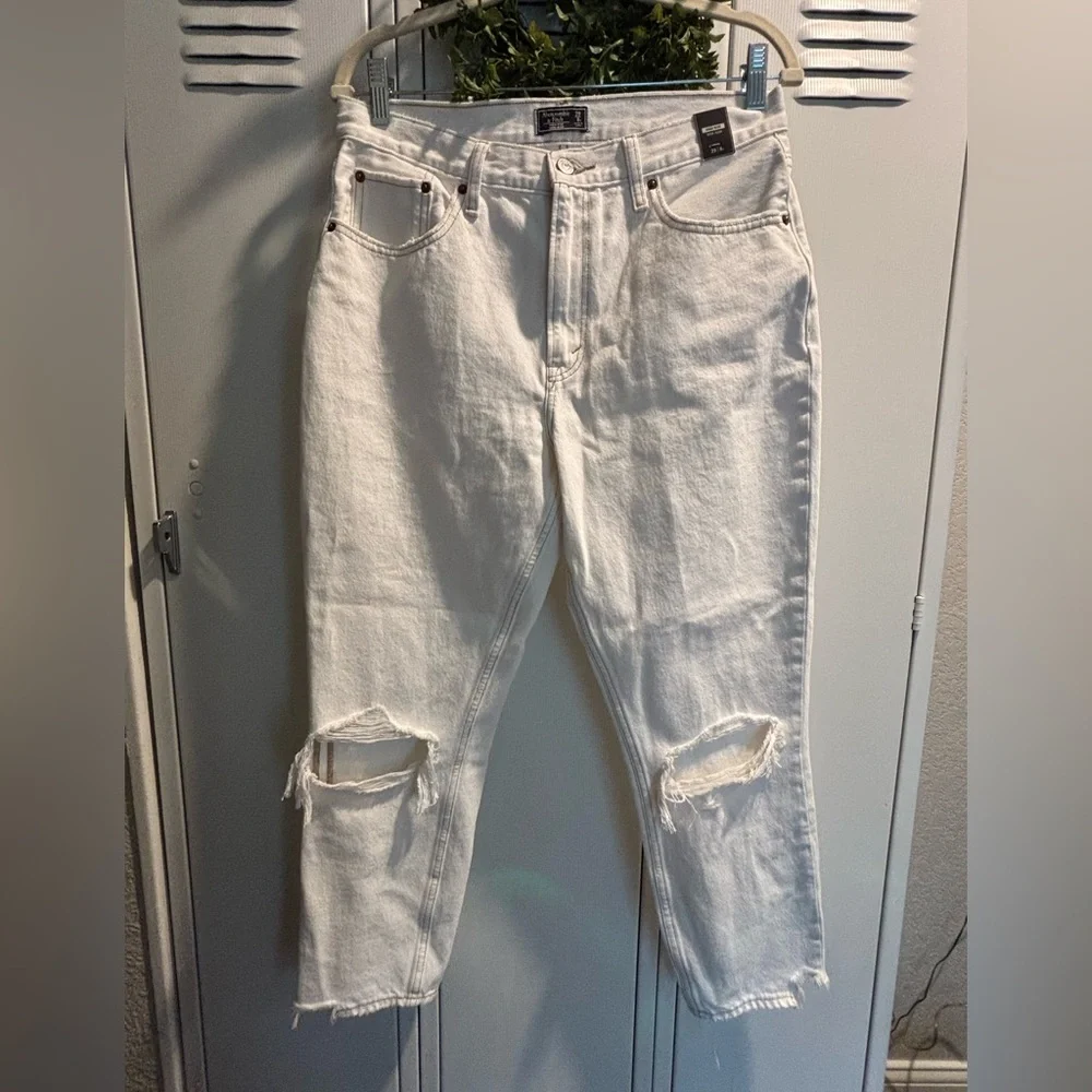NWT Abercrombie & Fitch The Mom High Rise White Distressed Jeans Size 29/8R - Picture 2 of 4